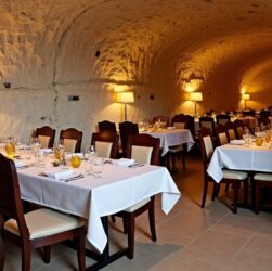 Découvrez à Saumur un restaurant troglodyte alliant saveurs authentiques et cadre exceptionnel